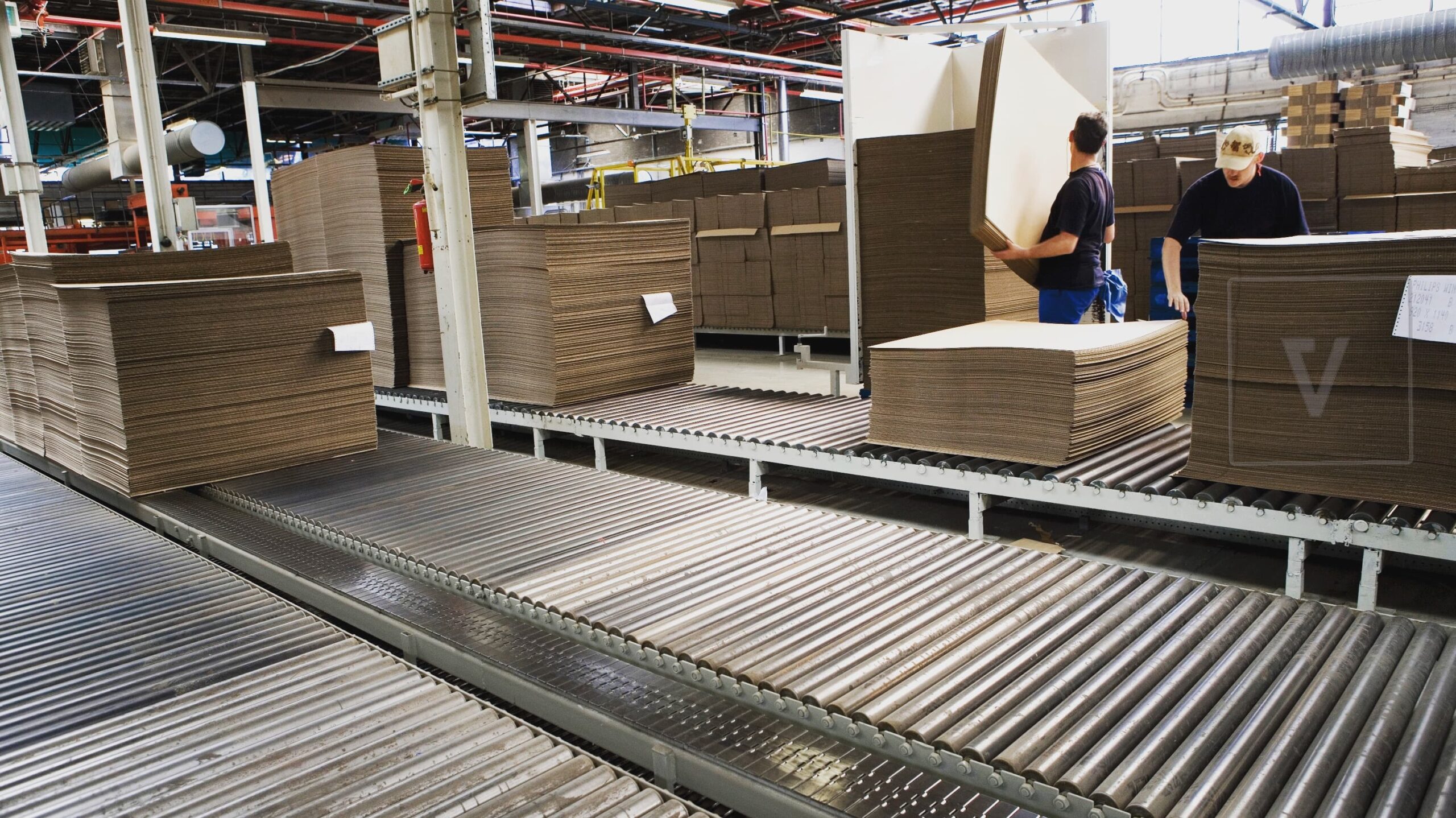 Palés de cartón acumulados a la espera de entrar en producción